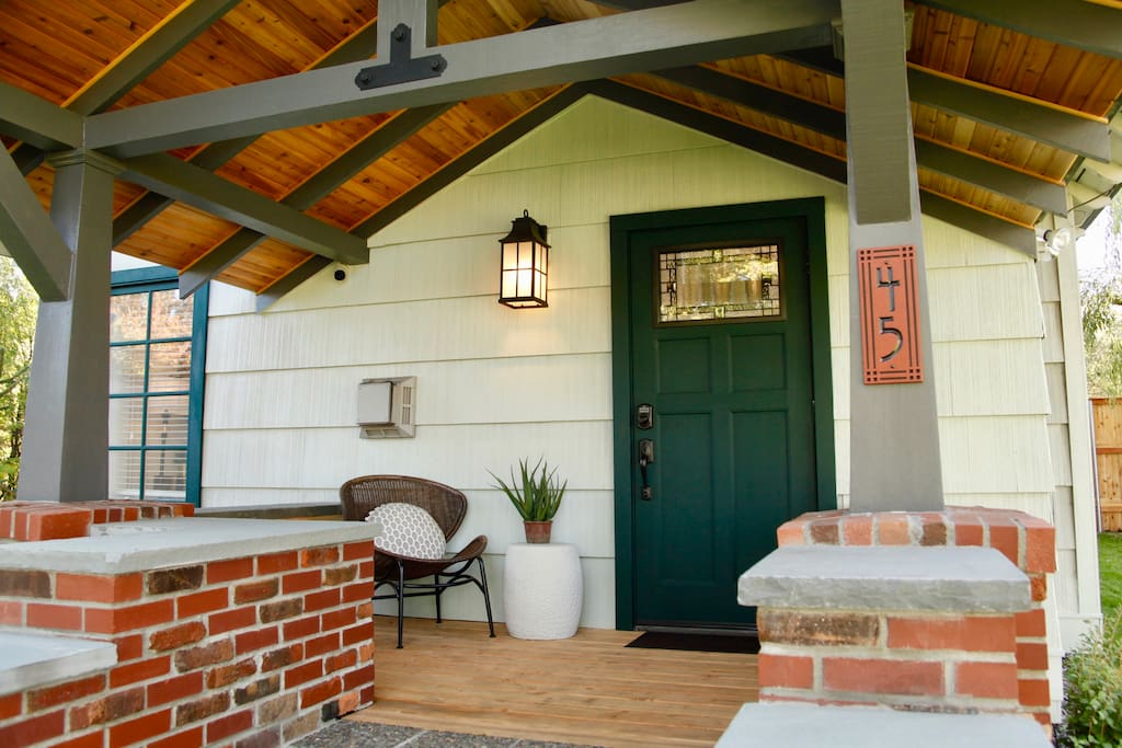 Downtown Craftsman with King Bed and Private Yard