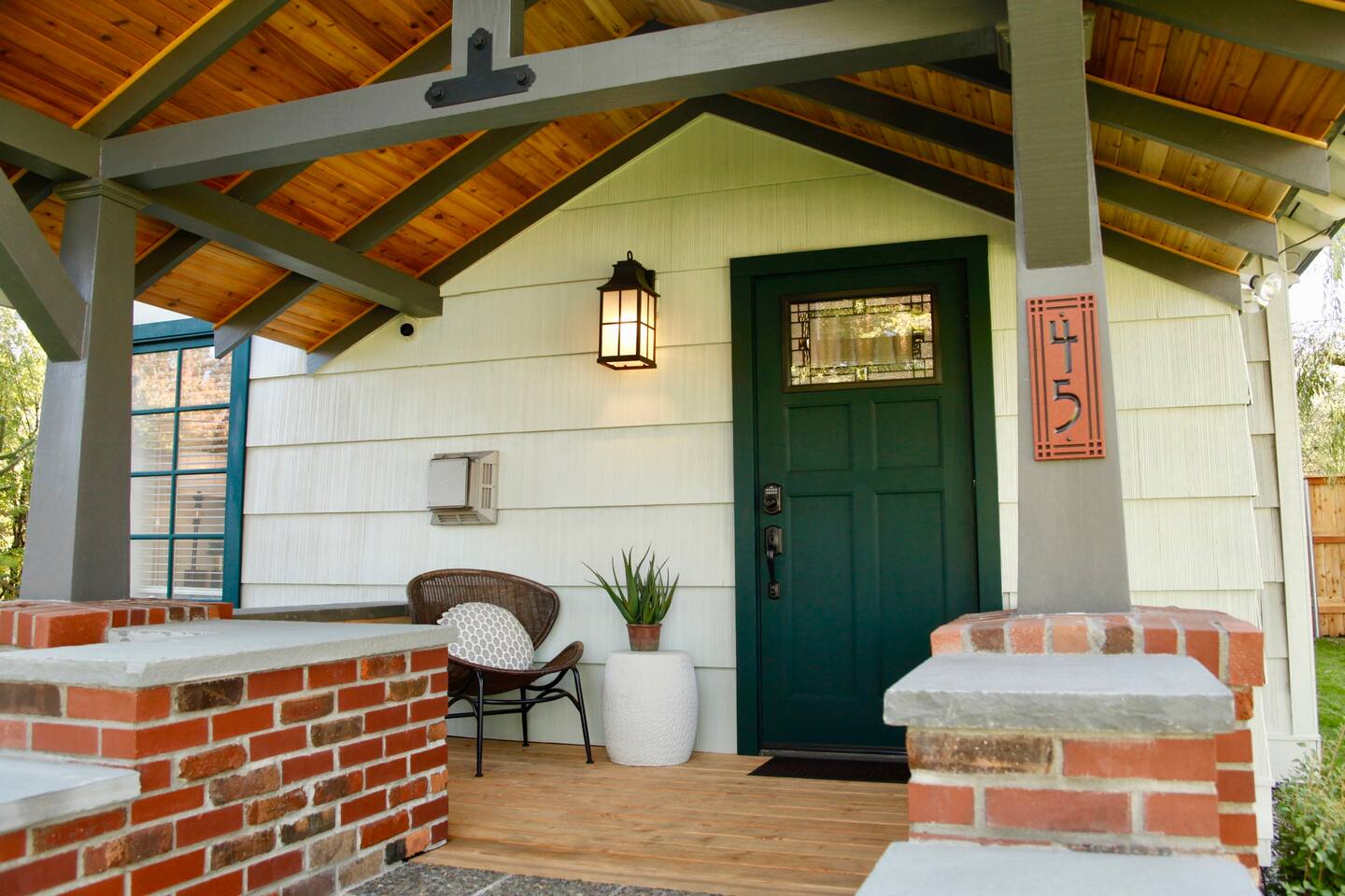 Downtown Craftsman with King Bed and Private Yard