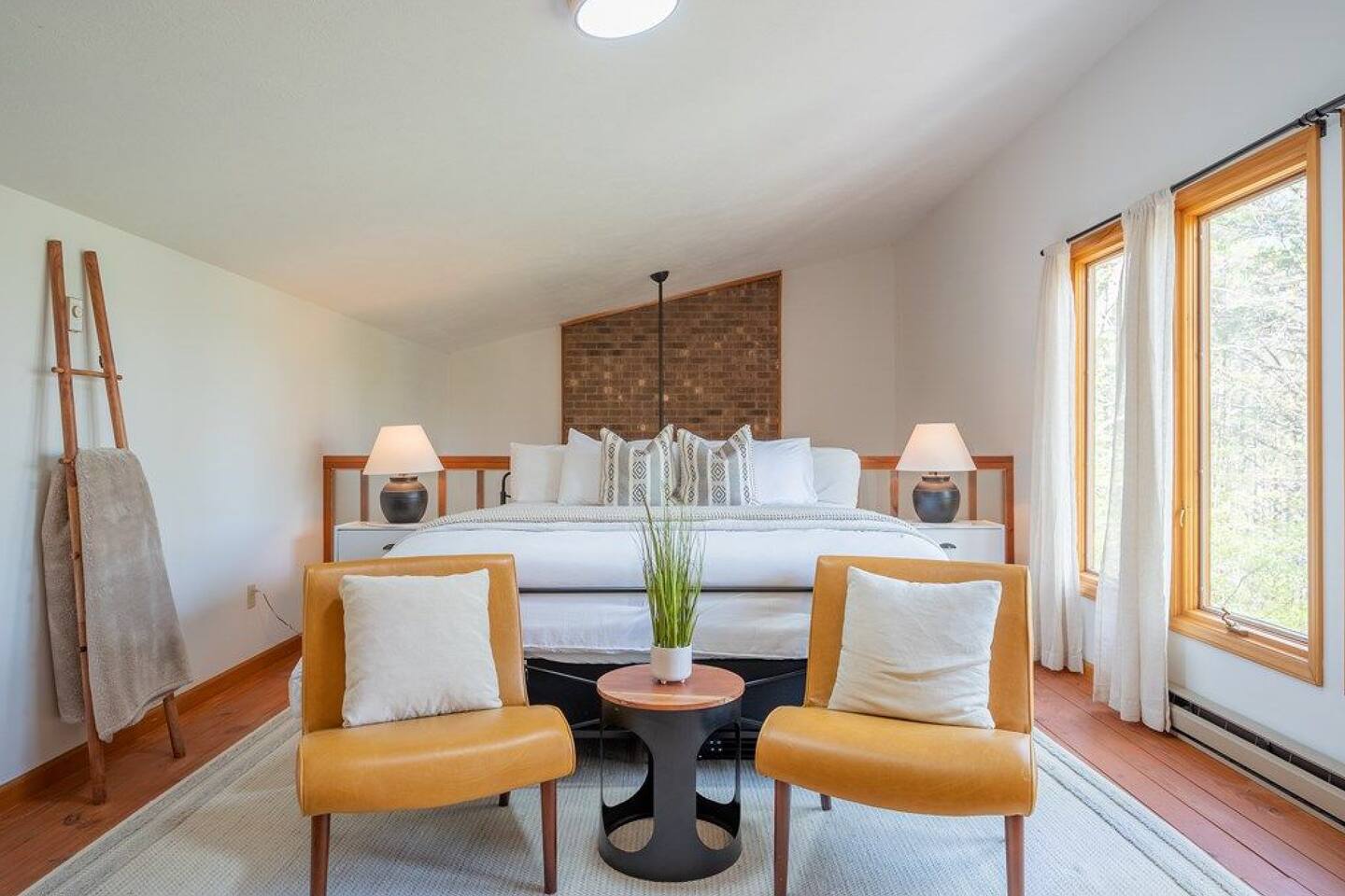 "Serenity Peak" - Secluded Mid-Century Escape