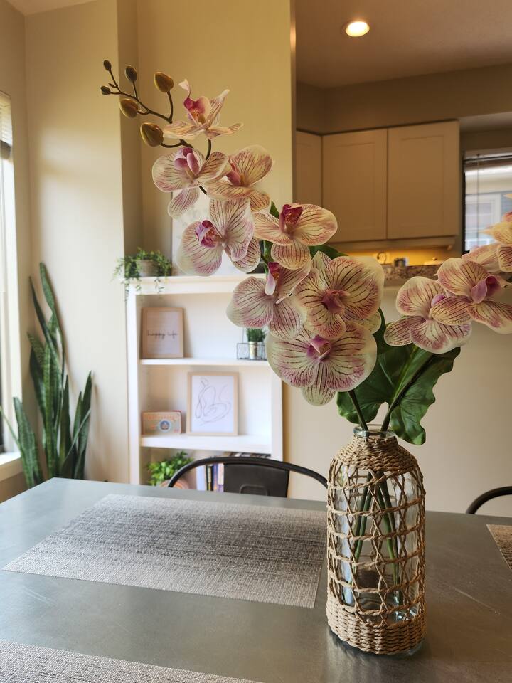 Bright Corner Townhouse | Garage | Fast WIFI