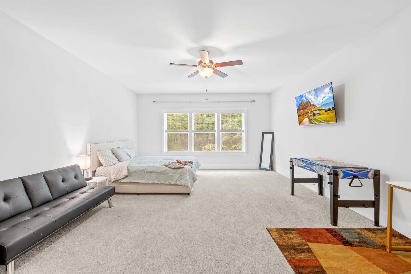 Private Bedroom in New, Smart, Spacious, CreekView