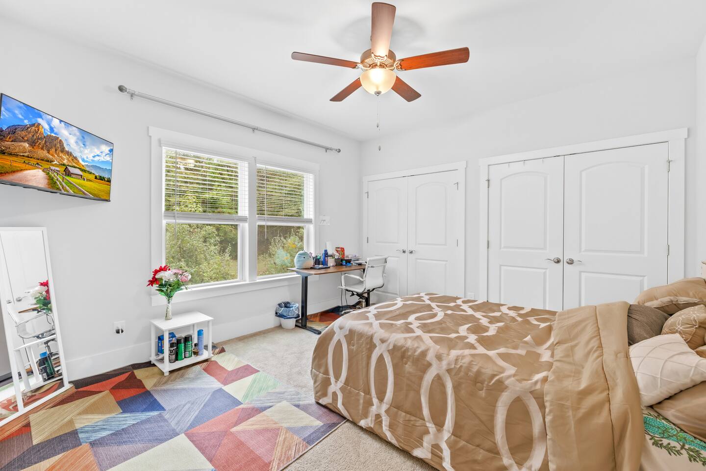 Private Bedroom in New, Smart, Spacious, CreekView