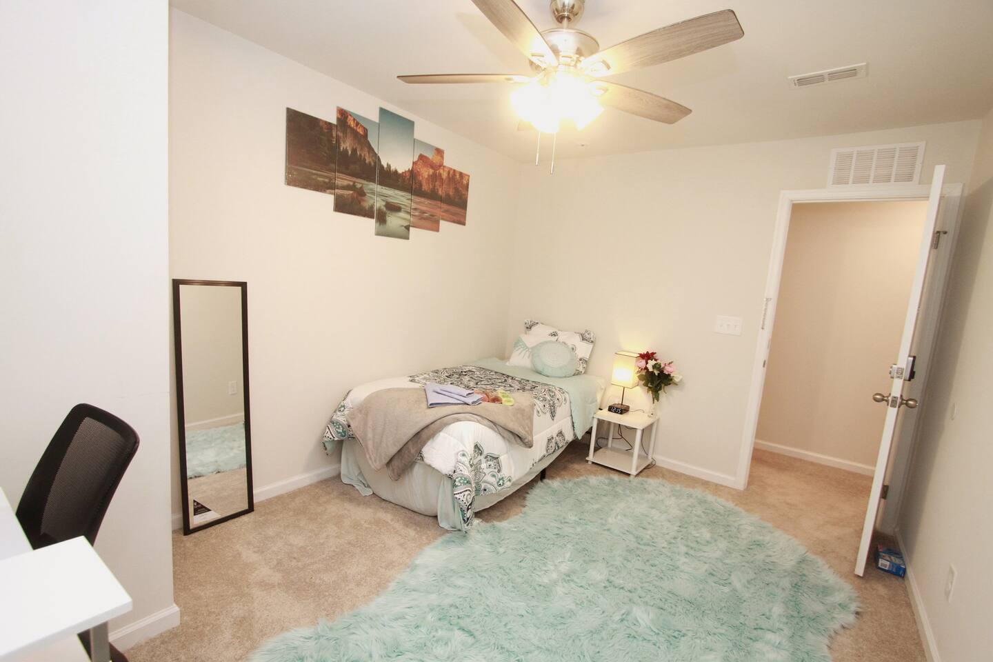 Private Bedroom in Lake View, New Smart Home!