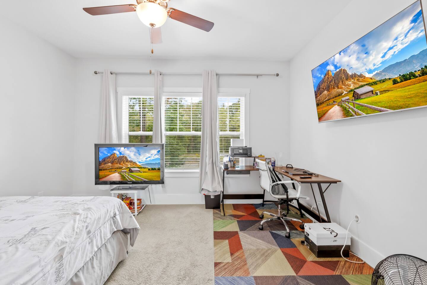 Private Bedroom in New, Smart, Spacious, CreekView