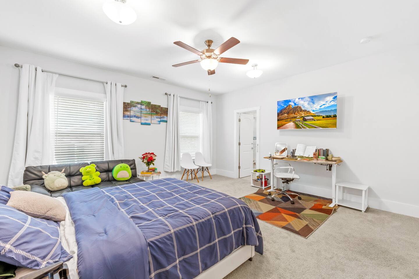 Private Bedroom in New, Smart, Spacious, CreekView