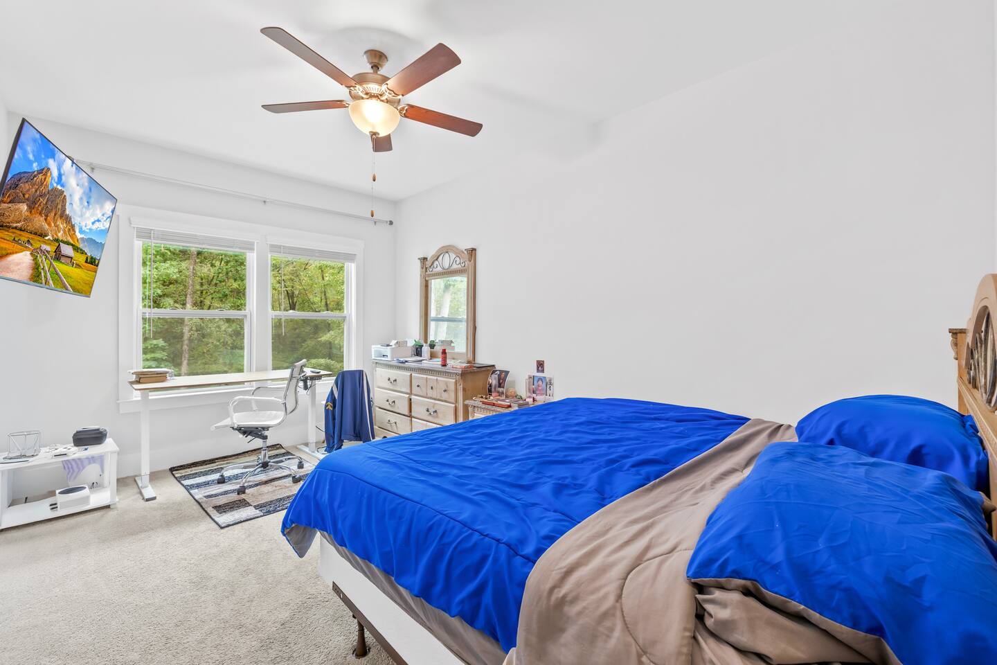 Private Bedroom in New, Smart, Spacious, CreekView