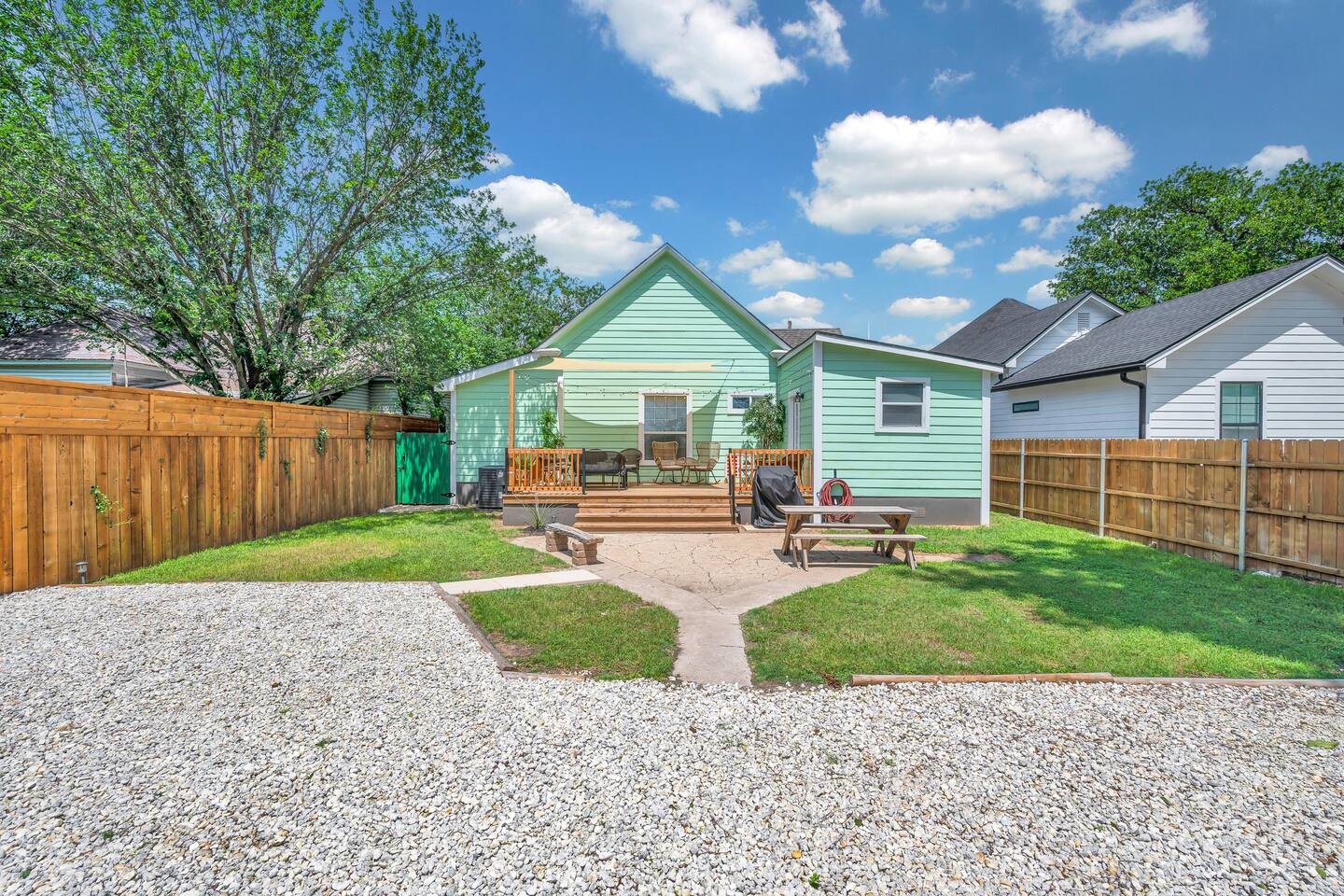 Cozy Mint Cottage- Downtown Waco