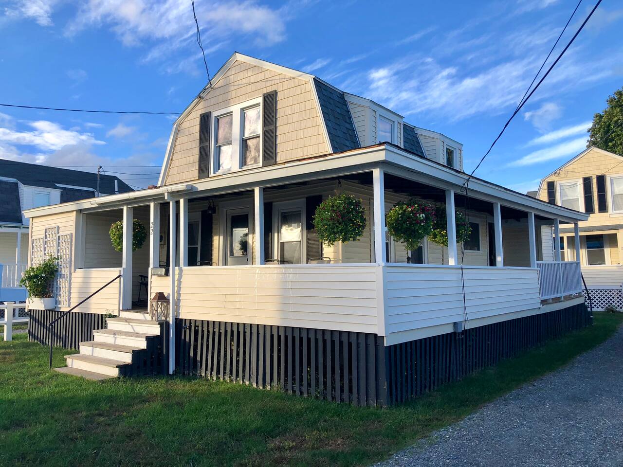 The 1907 on Nudd: Sleeps 8 | Front Porch | Parking