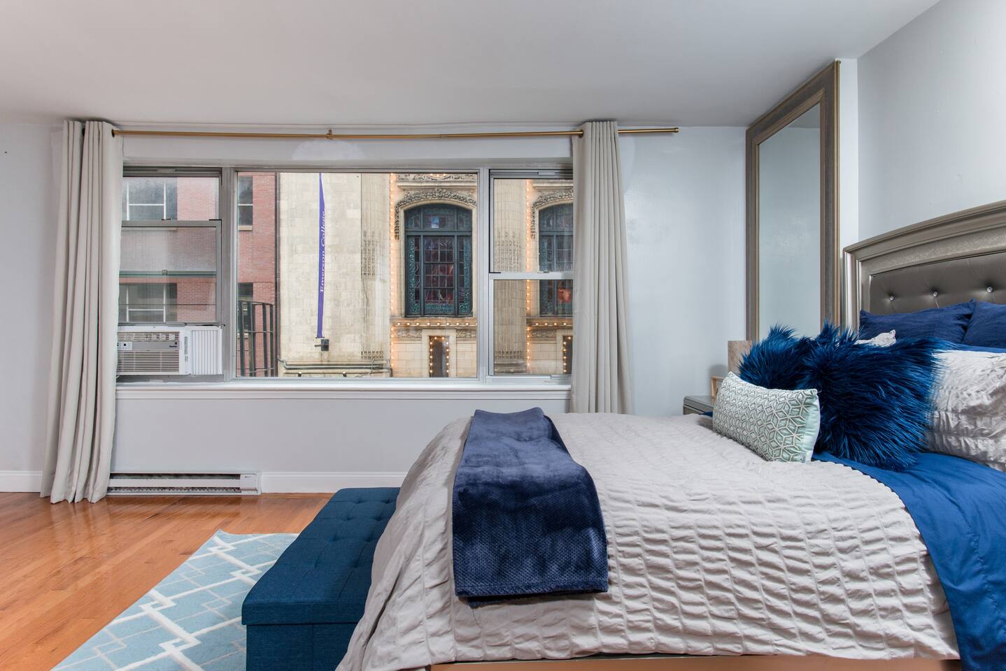 Downtown Boston Studio Central Location Famous Nightlife Chinatown with Bed Full of Promises!