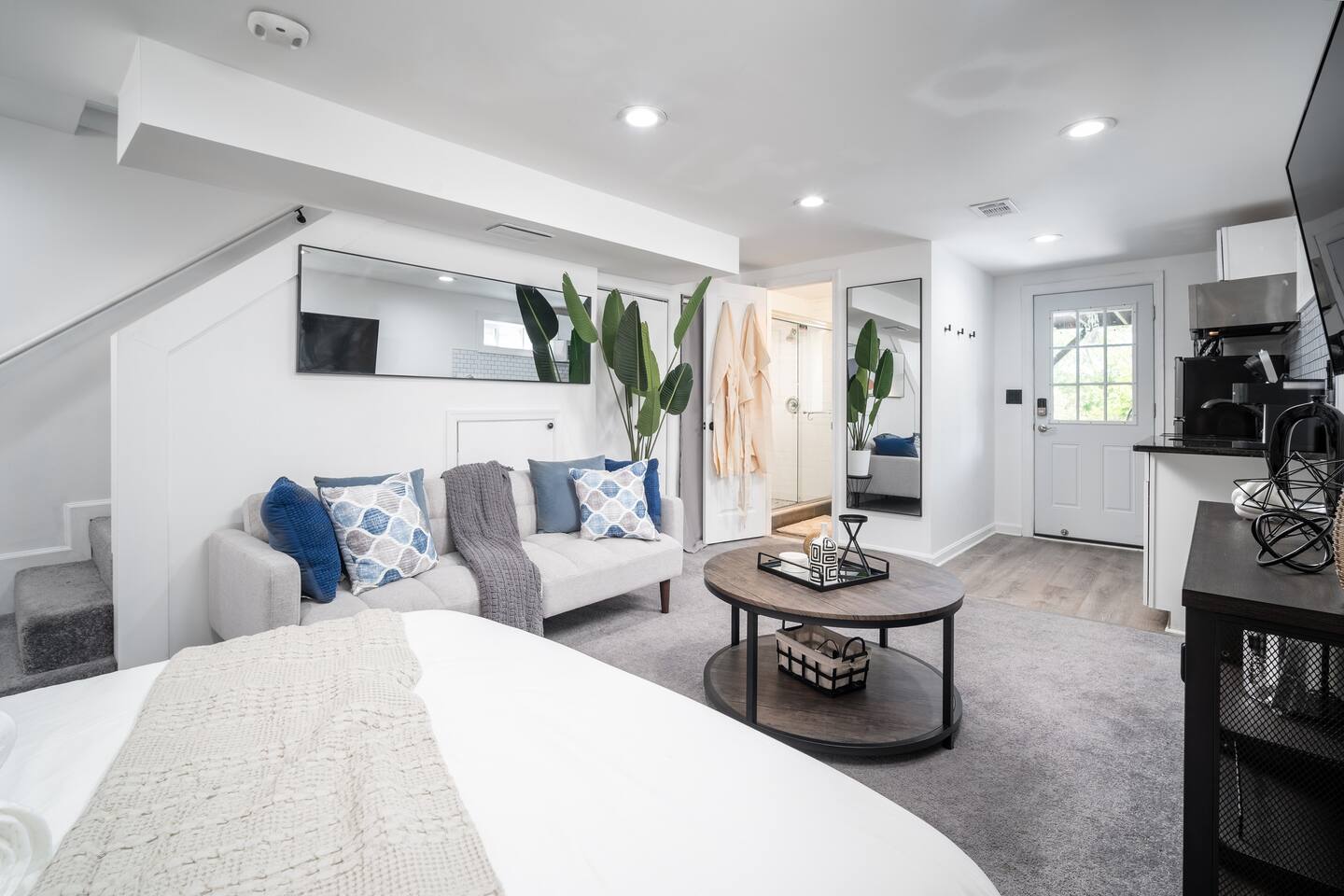 Luxury, Urban, & Elegant Oasis! Centrally-Located!