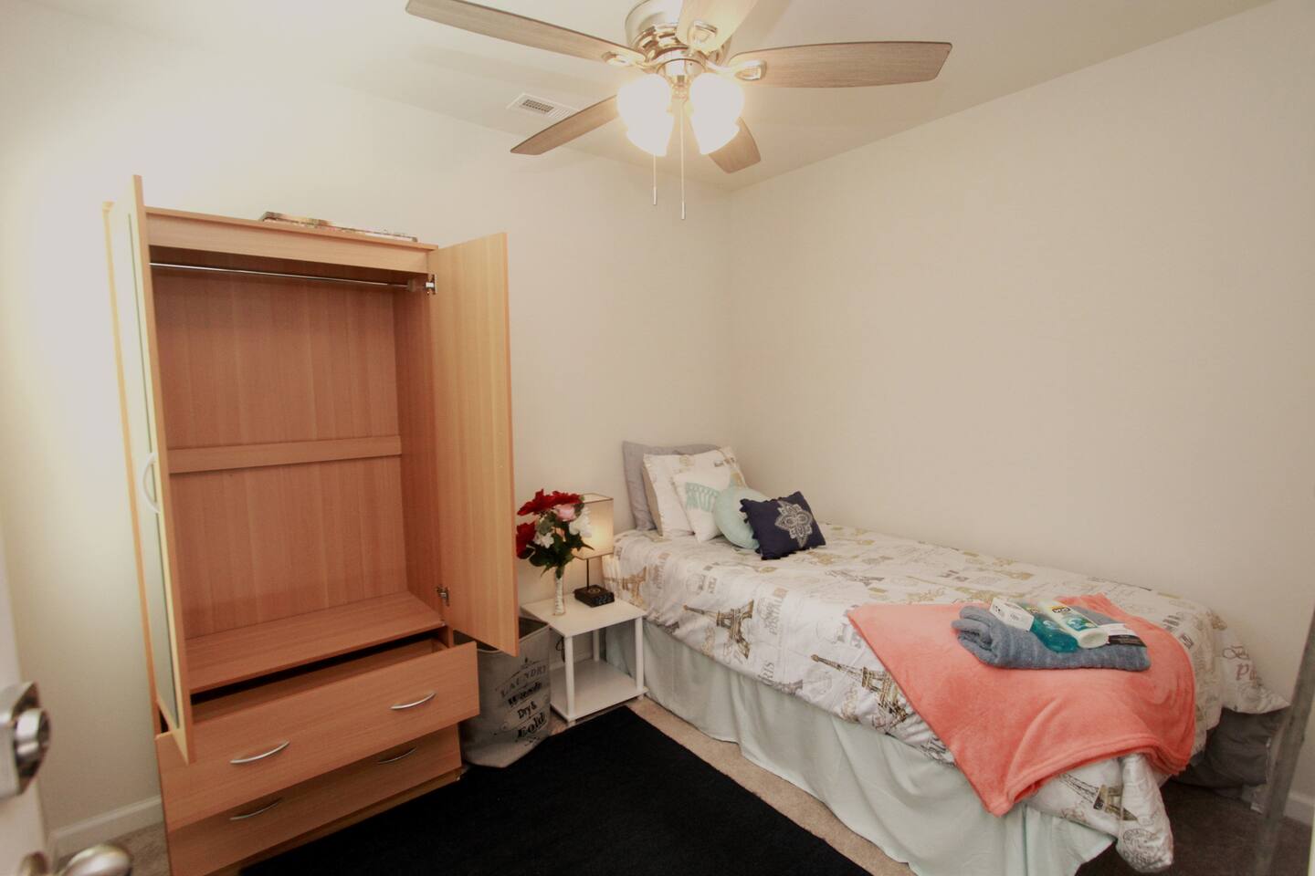 Private Bedroom in Lake View, New Smart Home!
