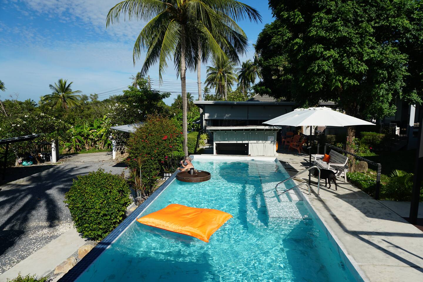 Quiet 1 BR bungalow with Salt Pool & Sea View (R2)