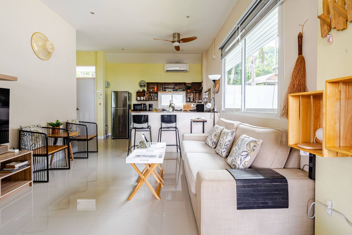 Quiet 1 BR bungalow with Shared Salt Pool (R1)