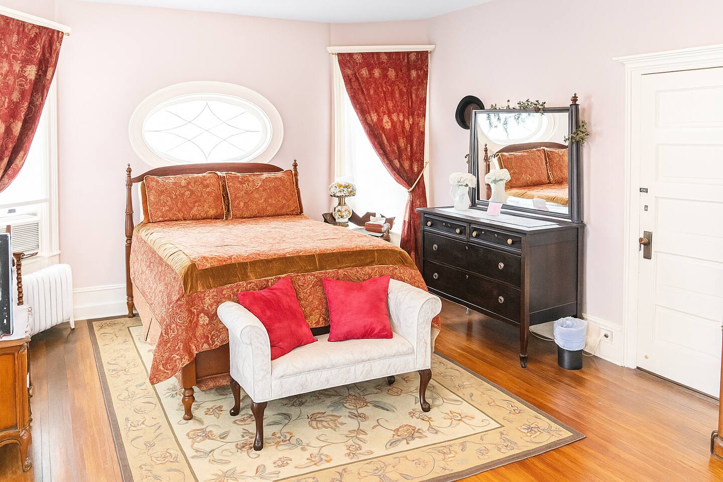 Unique 1897 Queen Suite Near Downtown