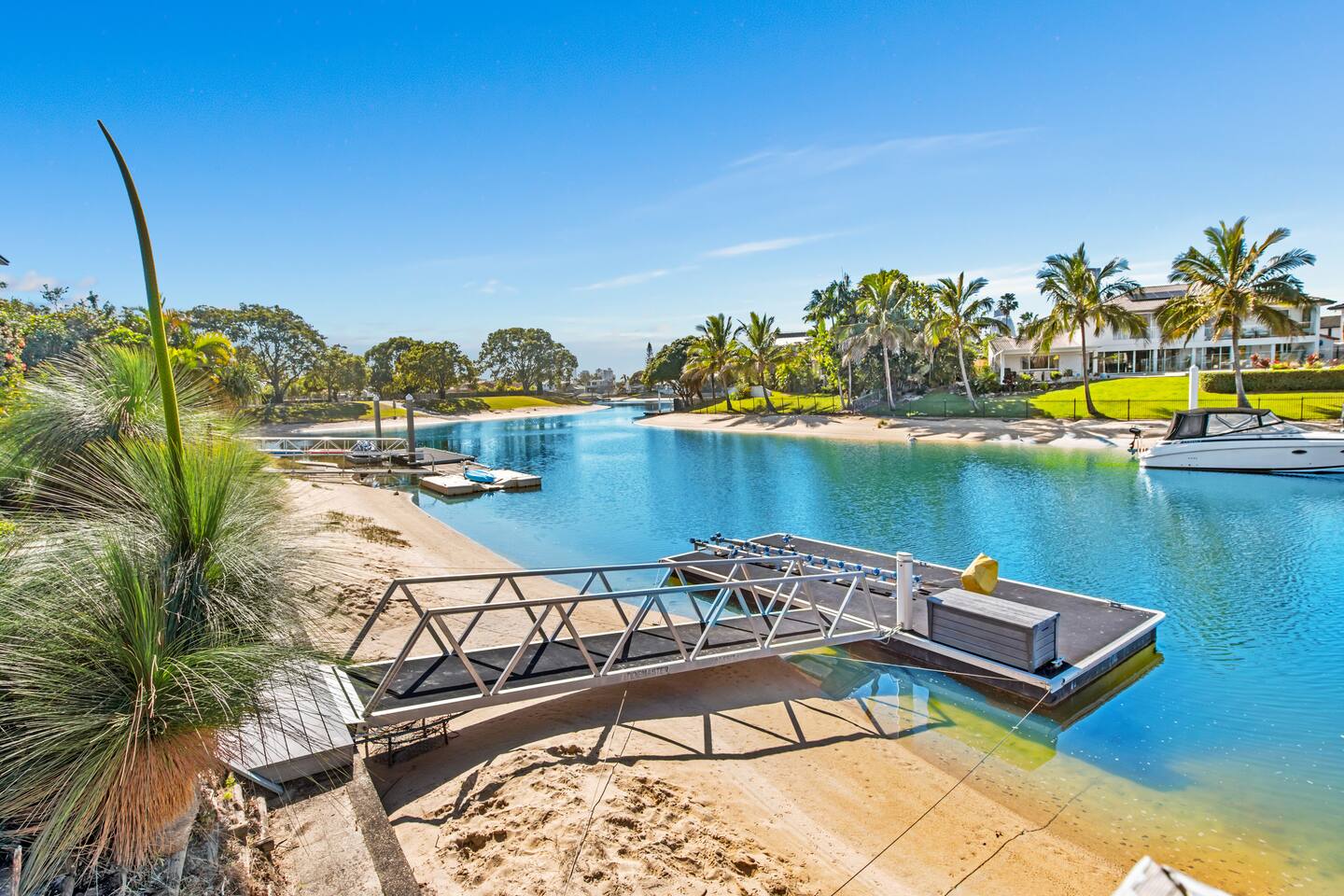 Broadbeach Bungalow - Heated Pool & Jetty Sleeps 7