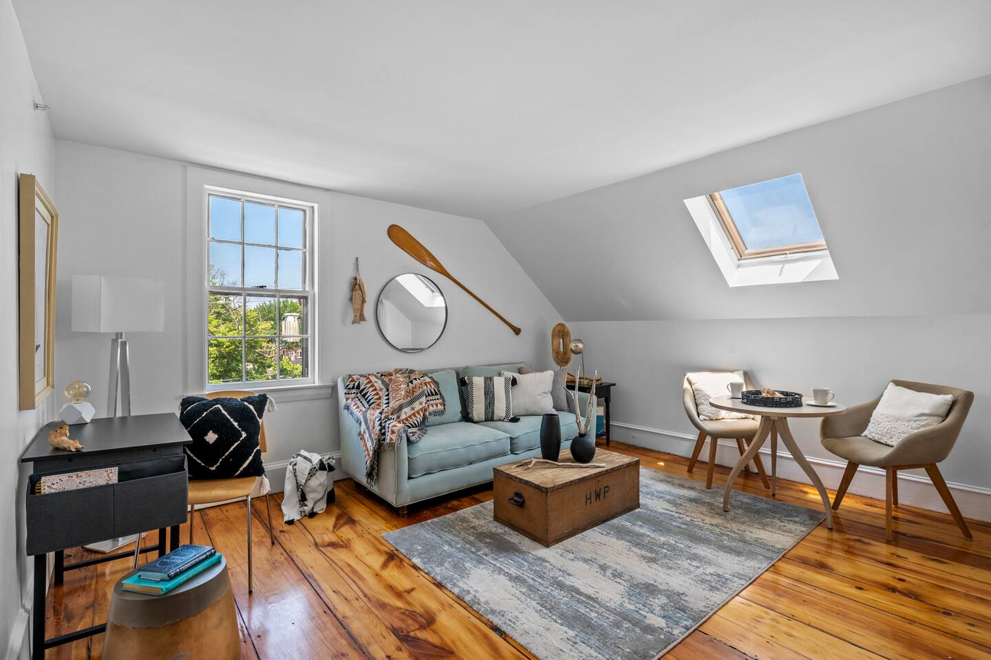 Downtown Rockport|King Bed w/Parking|Walk to Train