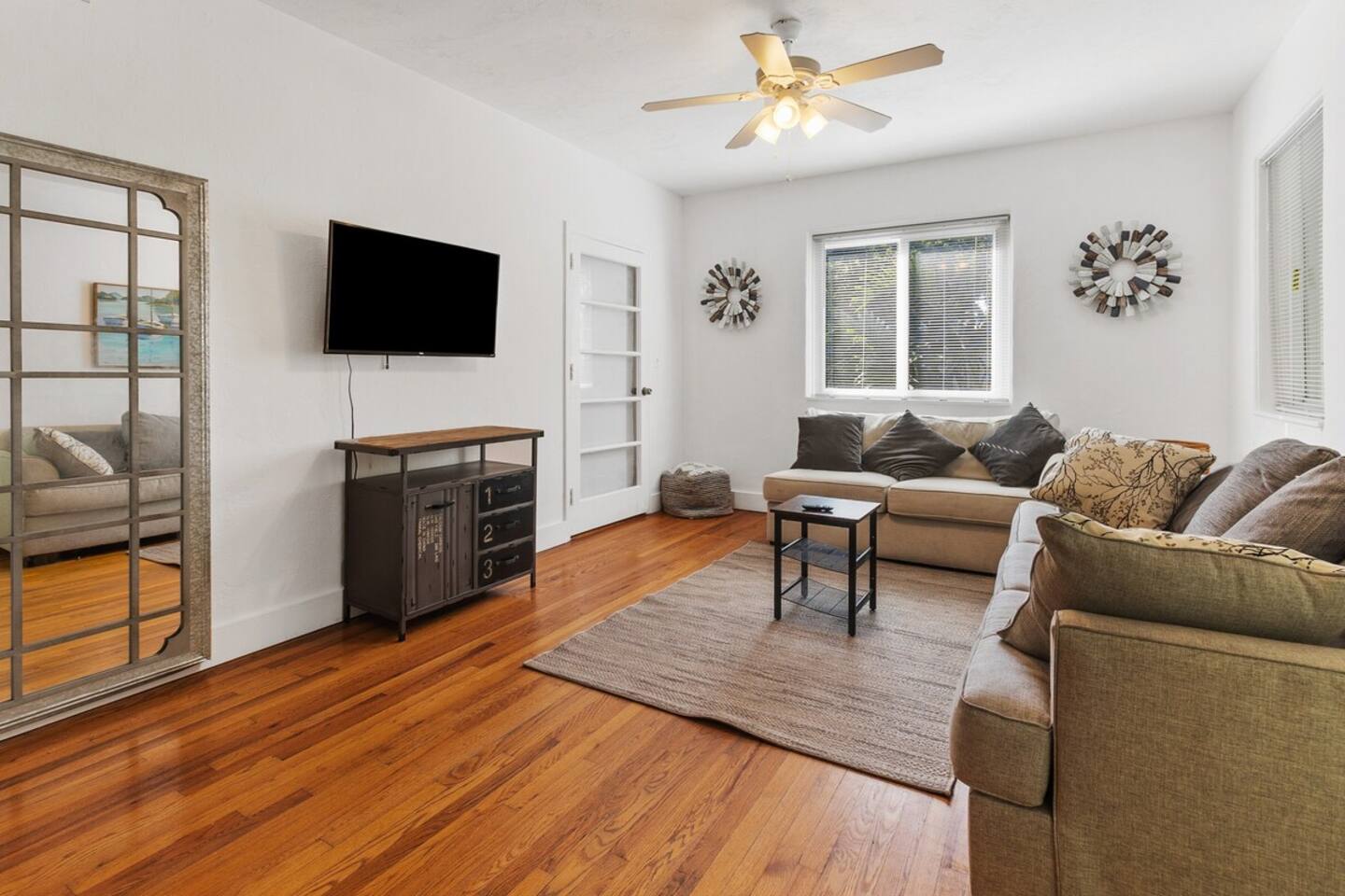 Families Welcome 3 Bedroom Oasis w/Parking (2T)