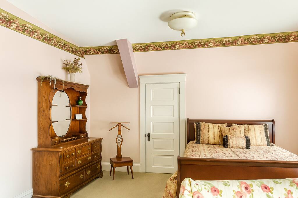 The Taylor at VictorianCharm Inn