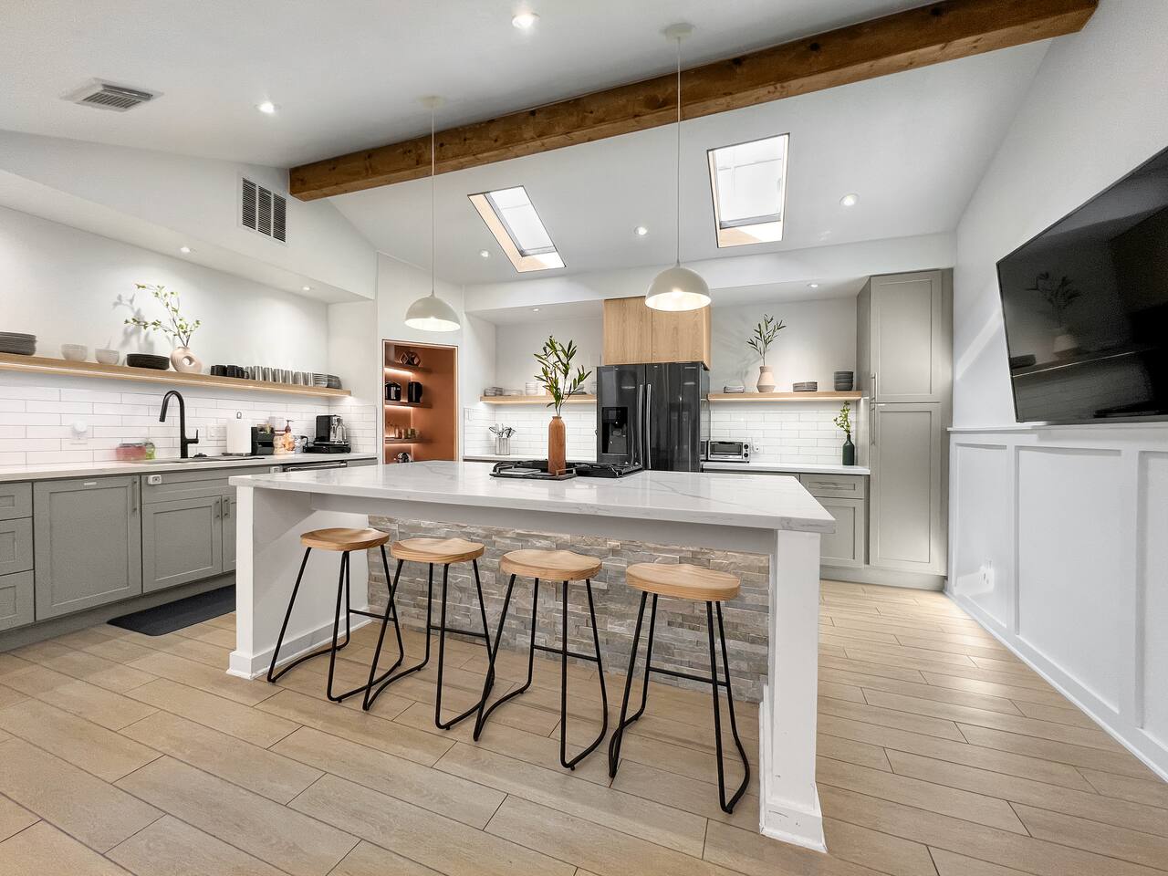 open airy custom designed home - 2kings - sleeps 14