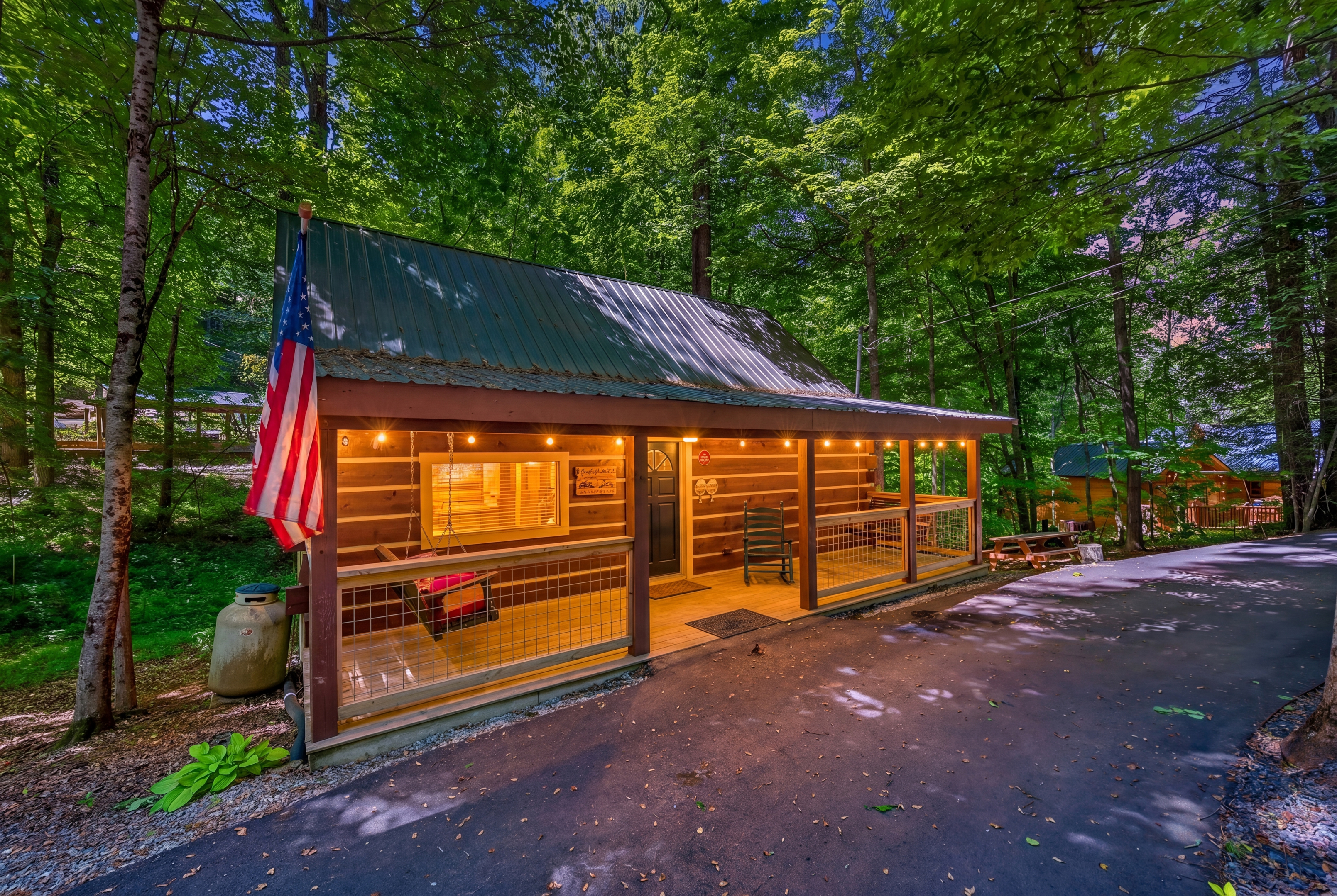 Romantic Cabin~Hot Tub~2 bed/1 bath~New Remodel