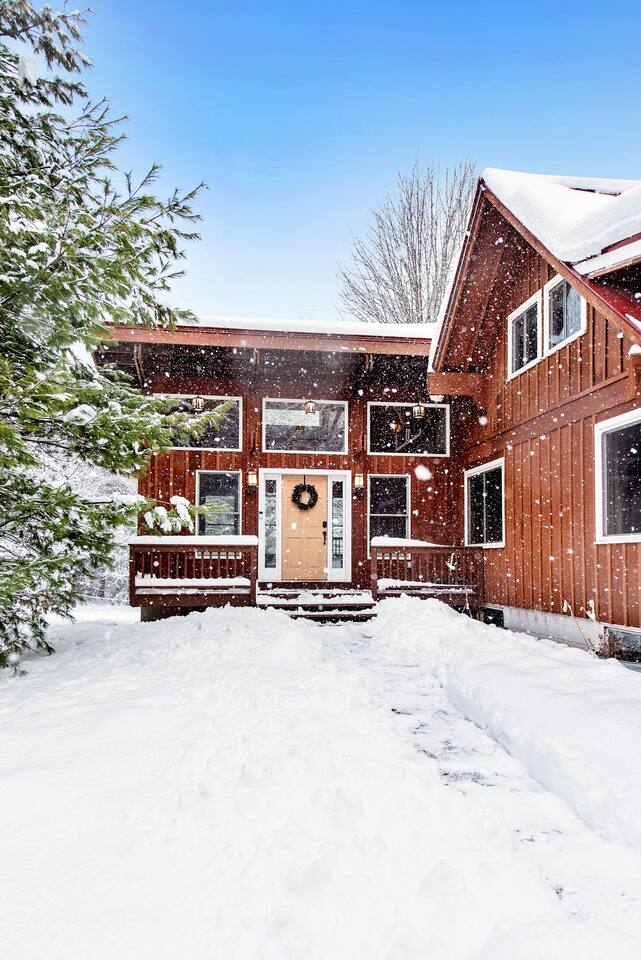 5BR Pet Friendly -Salt Hot Tub - Volleyball