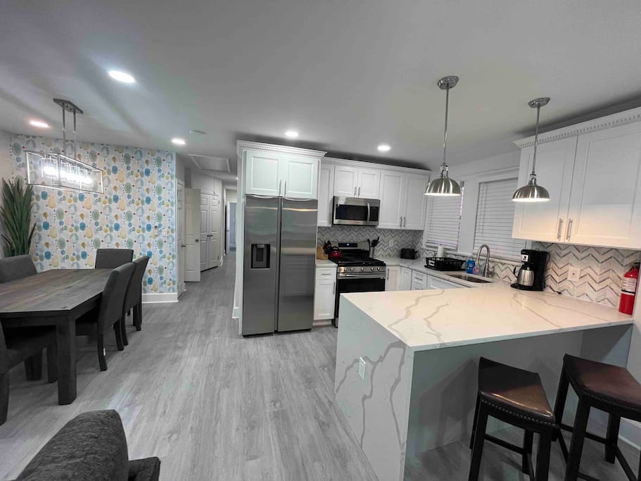 Bungalow Way-Close to all w/ Pool Table and Games