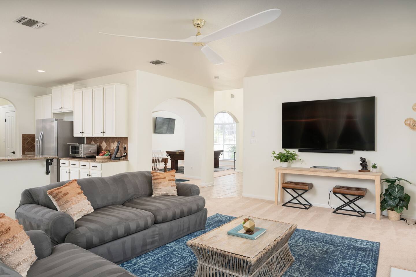 Oak Haven: Comfortable Stay Near Airport w/Hot Tub