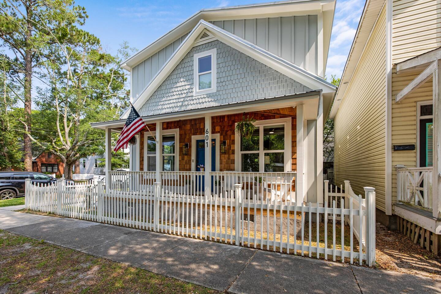 Stunner Downtown Modern | King Bed | Pet Friendly!