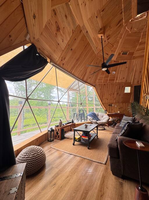 StreamSide Getaway- HOT TUB / AC/ Wi-Fi | UNNUGETAWAY