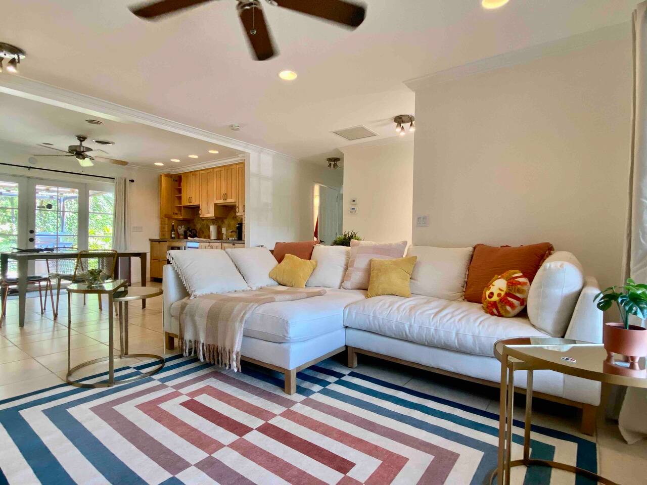 Casa Rosa Pineapple Grove - Your Lush Garden Oasis