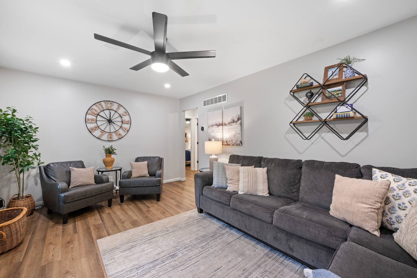 1 mile to the football stadium! King Bed