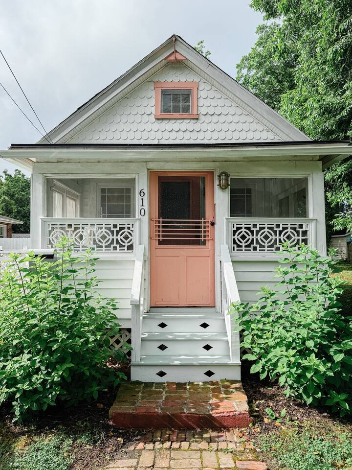 Summer Camp Tiny Cottage Walk to the beach & shops