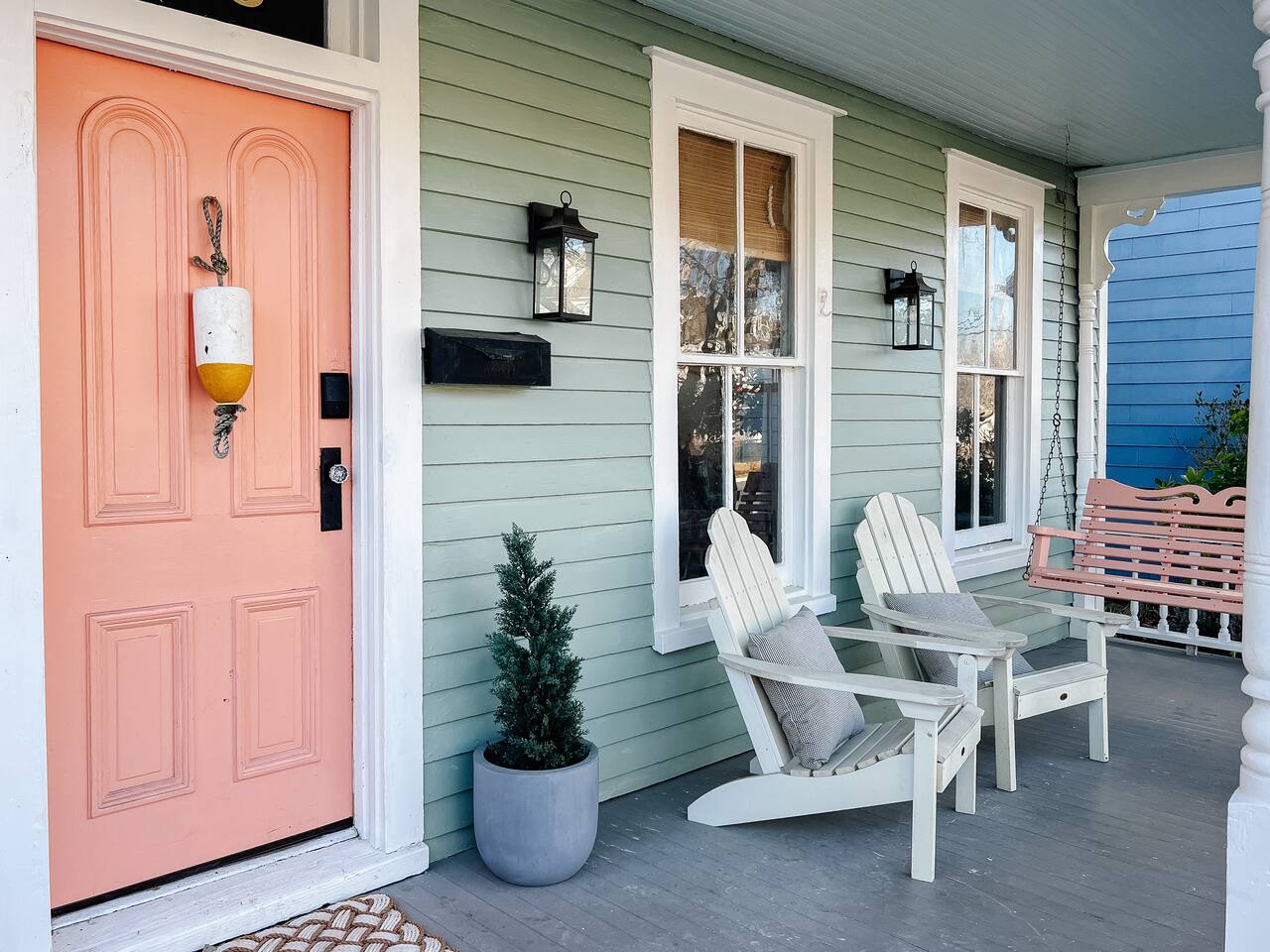 The Peach House: close to the shops, beach + park