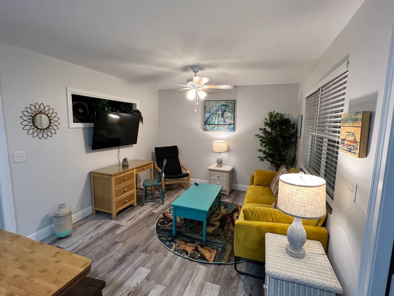 875 Oasis #2. Location! - Apartment