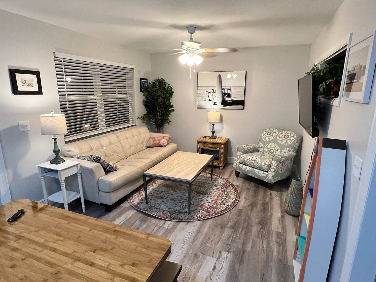 875 Oasis #3. Location! - Apartment