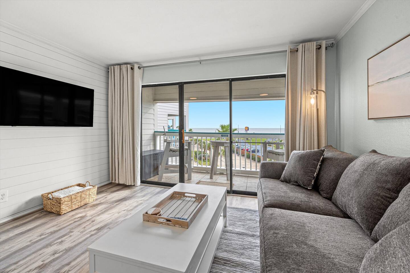 Stunning Ocean Oasis: Pools, Views, Great Location