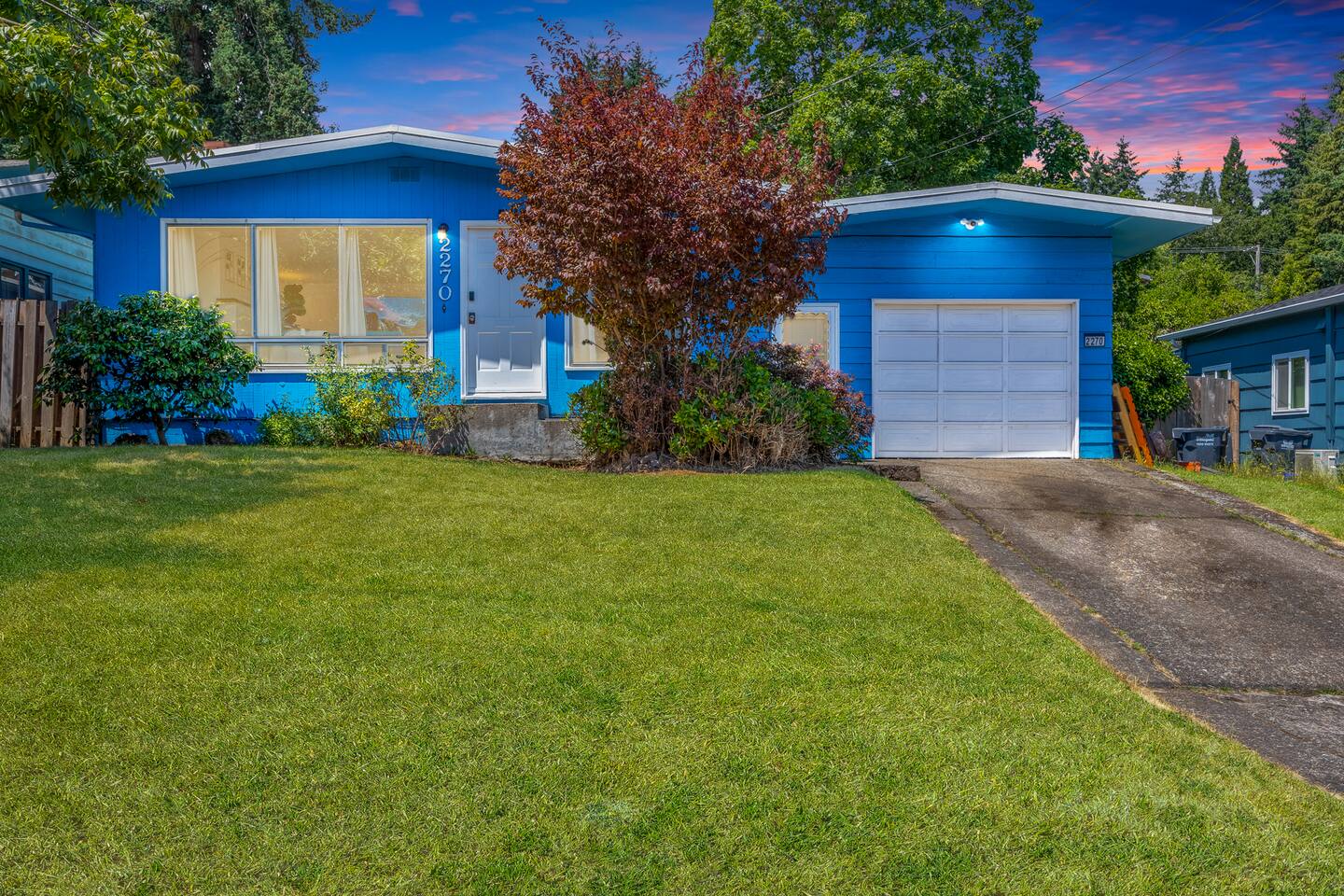 Clean Comfy House with Hot Tub, Pool Table, & BBQ