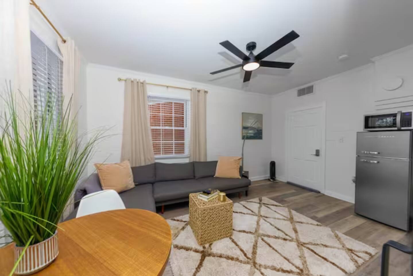 Lovely 1 BR with King bed Apt 3