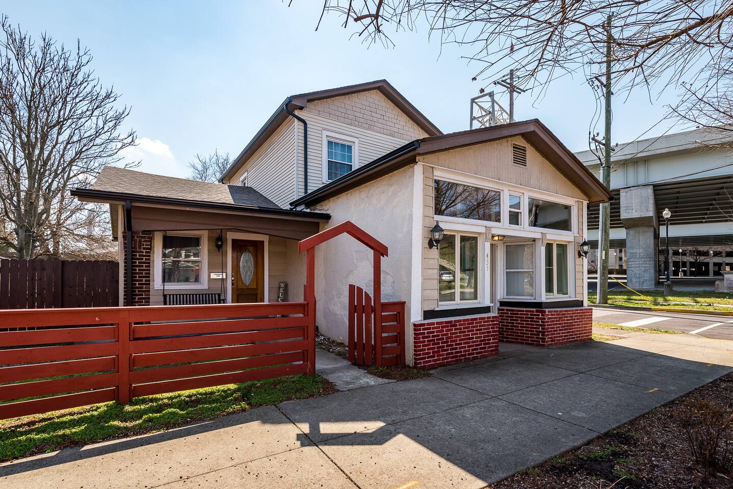 Sleeps 10! Spacious! Large Backyard w/ Fire Pit