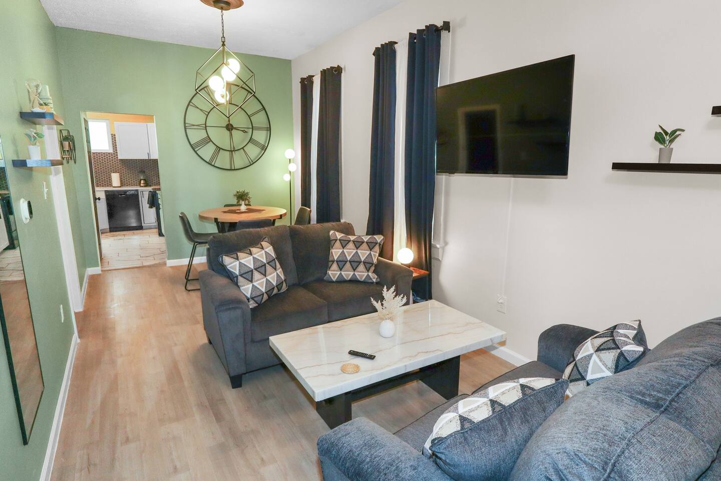 2 Bed/1 Bath/ 6' Fence / Kitchen / Grill