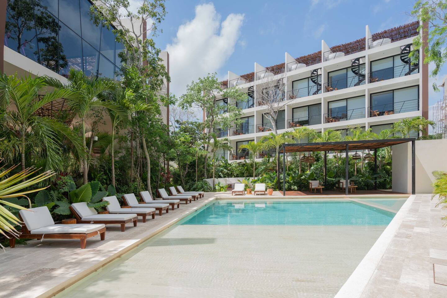 Gorgeous Studio with Gym, Pool, 5 min to Beach