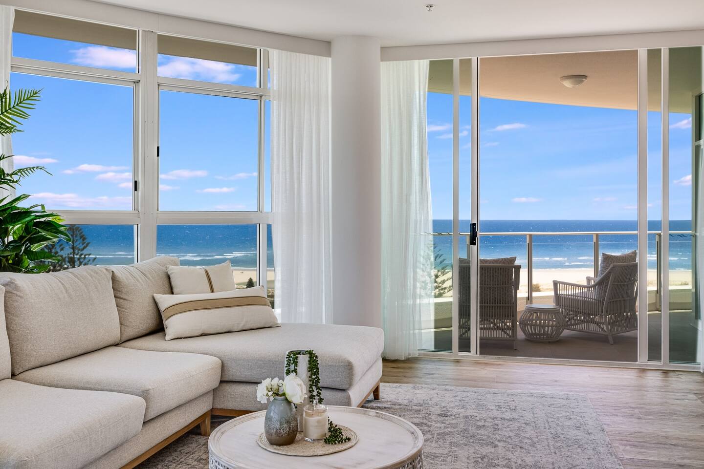 Beachfront Bliss, 3BR Kirra Oasis- Pool and Sauna