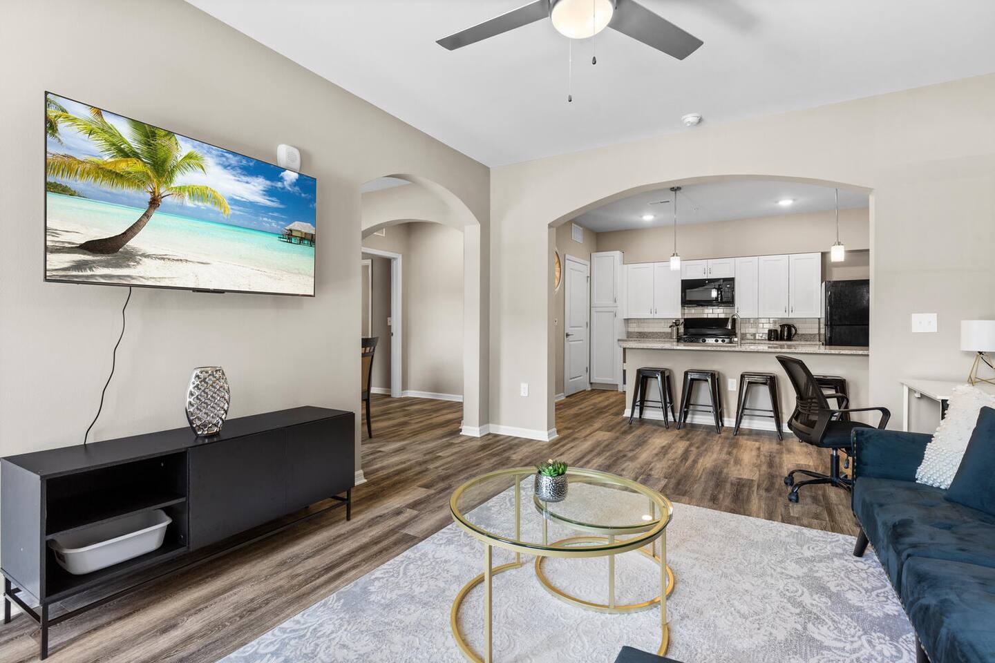 Luxurious 2/2 Condo with Pool, Gym and Laundry