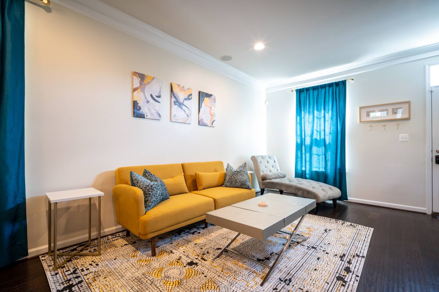 Elegant and Stylish Retreat, Free Parking Included