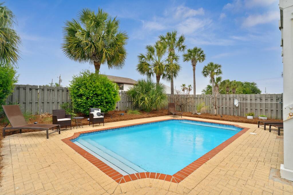 3 Bed Home with Private Pool