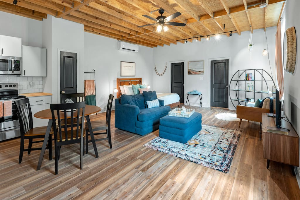 Charming & Spacious Hideaway by Downtown Bryan