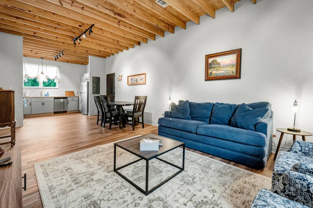 5-Star 2BR: Clean, Comfy, Superhost Hospitality