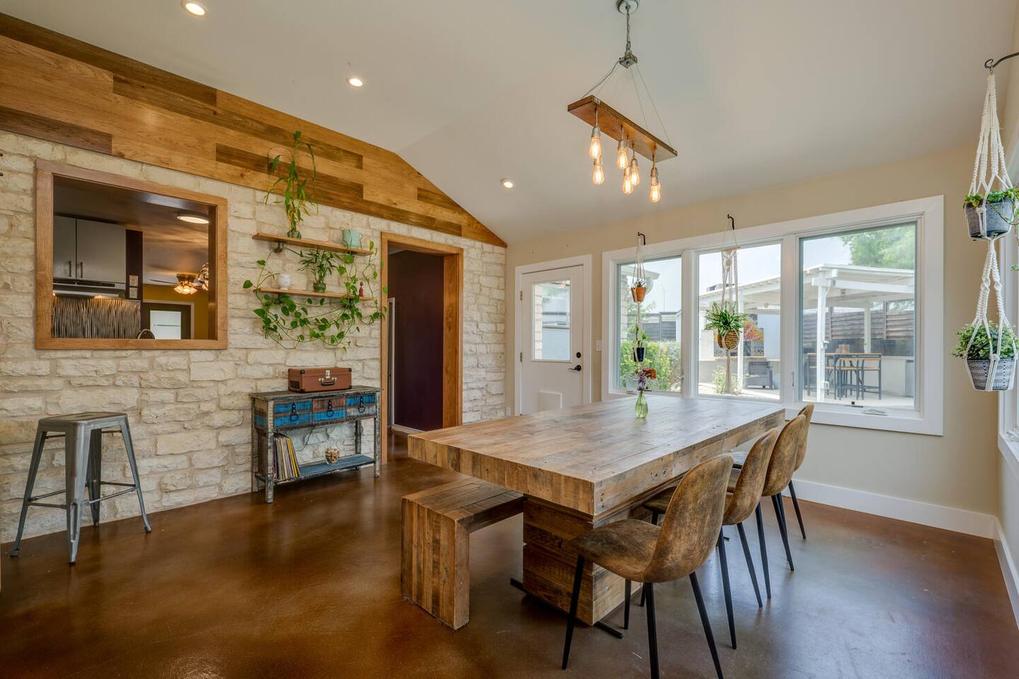 Heart of Austin 3 BR Home + Bonus Karaoke/TV Room