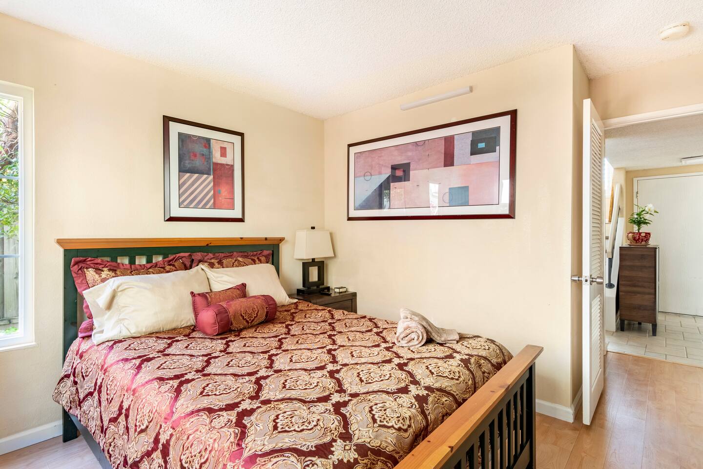 Queen bed/Private Bath/Gated/Parking/Pool/Jacuzzi