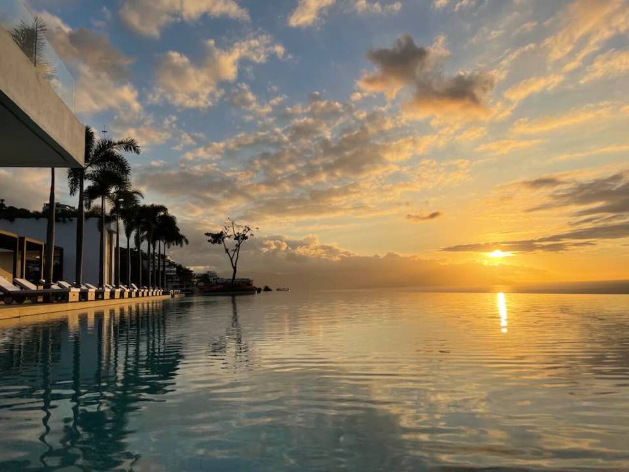 Luxe SohoPV 2 King bd/2ba RZ Largst Pool Gym Parkg